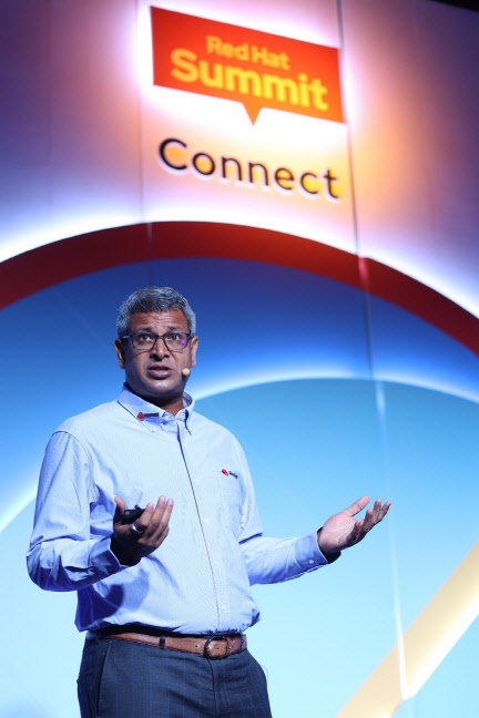 프렘파반 레드햇 아시아지역 총괄 부사장이 8일 포시즌스호텔에서 개최된 '레드햇 서밋 커넥트 서울 2022'에서 기조연설을 하고 있다.  한국레드햇 제공